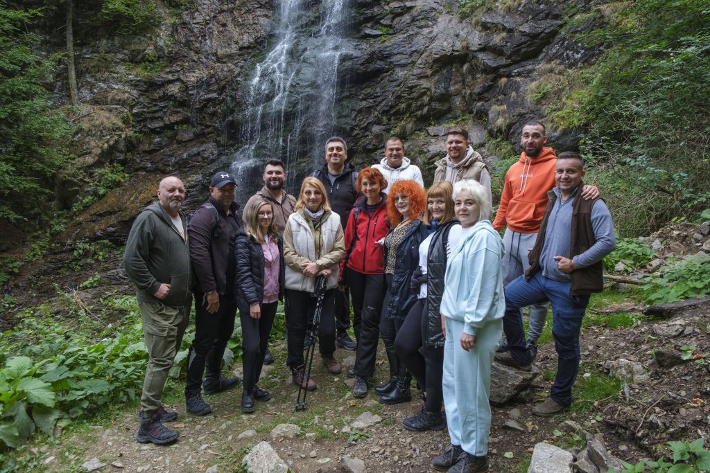 PSP Cargo team building group photo at Scoruș Waterfall in Voineasa